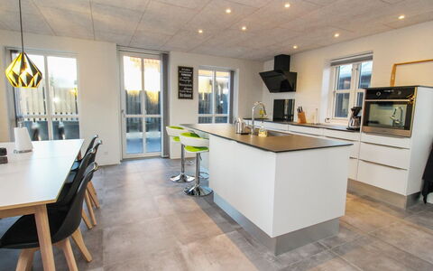 Halldis - 600M from the Sea: Sol, Design Intérieur, Meubles, Sol, Cuisine, Plafond, Bois, Comptoir, Luminaire, Éclairage