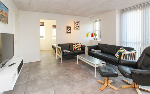 Halldis - 600M from the Sea: Meubles, Design Intérieur, Sol, Sol, Mur, Canapé, Plafond, Bois, Pièce, Salon