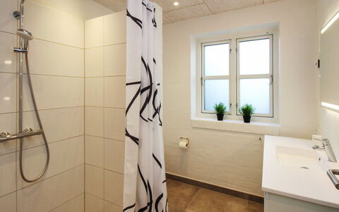 Halldis - 600M from the Sea: Sol, Mur, Luminaire Plomberie, Sol, Design Intérieur, Salle De Bains, Plomberie, Douche, Pièce, Robinet