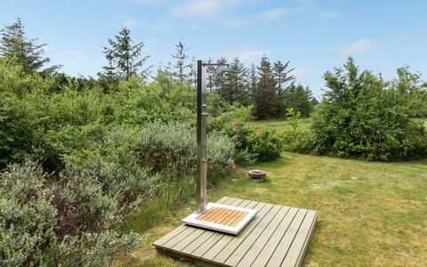 Ele - 900M from the Sea: Maison, Domicile, Porte, Toit, Chalet, Biens, Jardin, Ombre, Siding, Cour