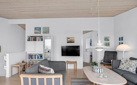 Radica - 50M from the Sea: Meubles, Design Intérieur, Sol, Sol, Bois, Plafond, Salon, Canapé, Pièce, Domicile