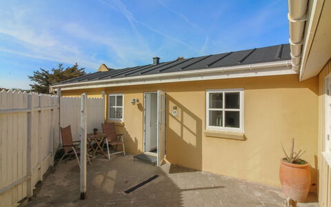 Armi - 75M from the Sea: Toit, Maison, Domicile, Chalet, Siding, Biens, Allée, Batiments Jardin, Cour, Cabanon
