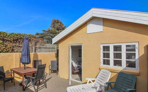 Armi - 75M from the Sea: Toit, Maison, Domicile, Chalet, Siding, Biens, Allée, Batiments Jardin, Cour, Cabanon