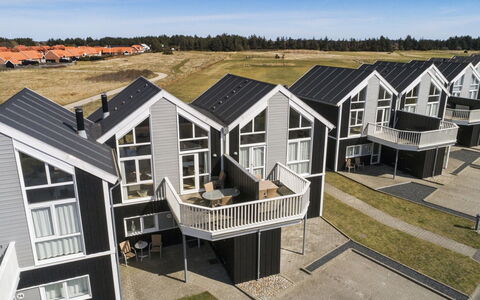 Chris - 750M from the Sea: Bleu, Chalet, Maison, Domicile, Ferme, Biens, Siding