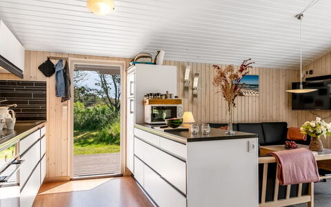 Brunetta - 800M from the Sea: Cuisine, Bois, Meubles, Sol, Design Intérieur, Comptoir, Parquet, Appareil De Cuisine, Sol, Principaux Appliance