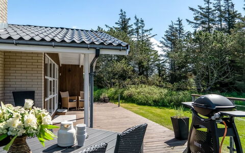 Brunetta - 800M from the Sea: Toit, Arbuste, Mobilier De Jardin, Domicile, Chalet, Jardin, Chaise, Ombre, Cour, Patio