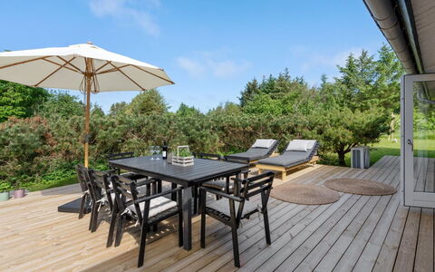 Skogh - 600M from the Sea: Maison, Domicile, Porte, Toit, Chalet, Biens, Jardin, Ombre, Siding, Cour