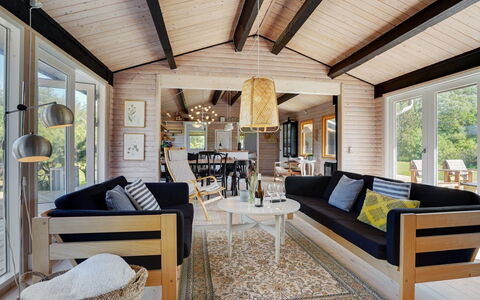 Skogh - 600M from the Sea: Maison, Domicile, Porte, Toit, Chalet, Biens, Jardin, Ombre, Siding, Cour