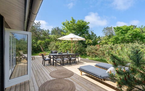 Skogh - 600M from the Sea: Maison, Domicile, Porte, Toit, Chalet, Biens, Jardin, Ombre, Siding, Cour