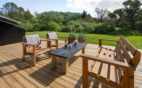Skogh - 600M from the Sea: Maison, Domicile, Porte, Toit, Chalet, Biens, Jardin, Ombre, Siding, Cour