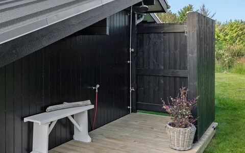 Skogh - 600M from the Sea: Maison, Domicile, Porte, Toit, Chalet, Biens, Jardin, Ombre, Siding, Cour