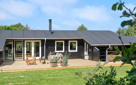 Skogh - 600M from the Sea: Maison, Domicile, Porte, Toit, Chalet, Biens, Jardin, Ombre, Siding, Cour