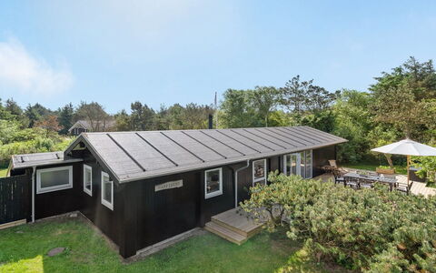 Skogh - 600M from the Sea: Maison, Domicile, Porte, Toit, Chalet, Biens, Jardin, Ombre, Siding, Cour