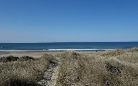Gitten - 600M from the Sea: Toit, Maison, Domicile, Chalet, Siding, Biens, Allée, Batiments Jardin, Cour, Cabanon