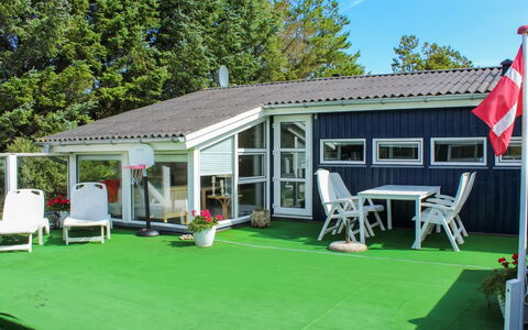 Gitten - 600M from the Sea: Toit, Maison, Domicile, Chalet, Siding, Biens, Allée, Batiments Jardin, Cour, Cabanon
