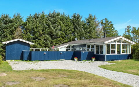 Gitten - 600M from the Sea: Toit, Maison, Domicile, Chalet, Siding, Biens, Allée, Batiments Jardin, Cour, Cabanon