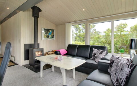 Gitten - 600M from the Sea: Toit, Maison, Domicile, Chalet, Siding, Biens, Allée, Batiments Jardin, Cour, Cabanon