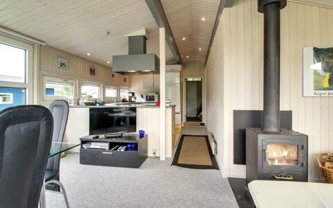 Gitten - 600M from the Sea: Toit, Maison, Domicile, Chalet, Siding, Biens, Allée, Batiments Jardin, Cour, Cabanon