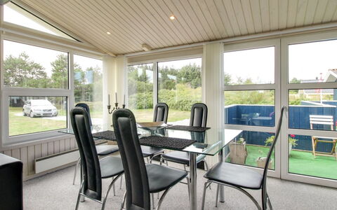 Gitten - 600M from the Sea: Toit, Maison, Domicile, Chalet, Siding, Biens, Allée, Batiments Jardin, Cour, Cabanon