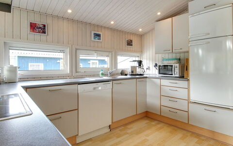 Gitten - 600M from the Sea: Toit, Maison, Domicile, Chalet, Siding, Biens, Allée, Batiments Jardin, Cour, Cabanon