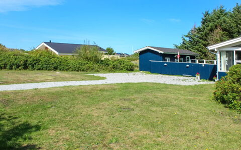 Gitten - 600M from the Sea: Toit, Maison, Domicile, Chalet, Siding, Biens, Allée, Batiments Jardin, Cour, Cabanon