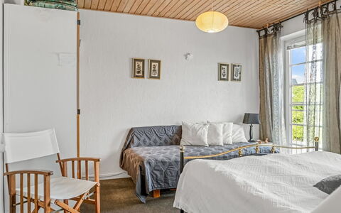 Jördis - 150M from the Sea: Meubles, Design Intérieur, Sol, Sol, Mur, Lit, Chambre, Bois, Plafond, Linge