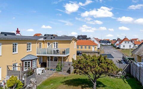 Jördis - 150M from the Sea: Zone Résidentielle, Maison, Domicile, Toit, Banlieue, Chalet, Biens, Porche, Cour, Balcon