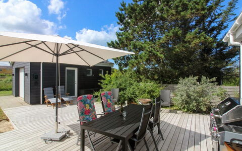 Annina - 500M from the Sea: Toit, Maison, Domicile, Chalet, Siding, Biens, Allée, Batiments Jardin, Cour, Cabanon