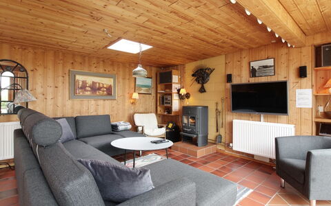 Ehmi - 500M from the Sea: Meubles, Design Intérieur, Canapé, Sol, Mur, Sol, Bois, Salon, Plafond, Pièce