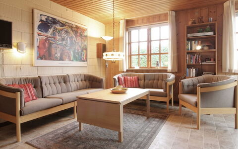 Ehmi - 500M from the Sea: Meubles, Sol, Design Intérieur, Sol, Bois, Table, Parquet, Canapé, Salon, Pièce