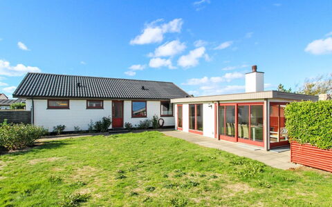 Ehmi - 500M from the Sea: Ciel, Herbe, Toit, Maison, Domicile, Arbuste, Zone Résidentielle, Chalet, Nuage, Lot Terre