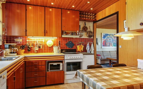 Ehmi - 500M from the Sea: Cuisine, Design Intérieur, Meubles, Comptoir, Sol, Bois, Appareil De Cuisine, Principaux Appliance, Plafond, Cabinetry