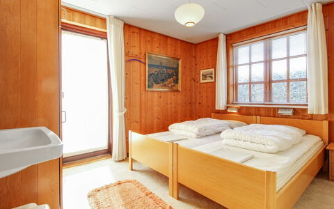 Ehmi - 500M from the Sea: Bois, Meubles, Design Intérieur, Chambre, Lit, Sol, Sol, Domicile, Pièce, Cadre De Lit