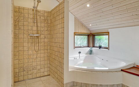 Harri - 850M from the Sea: Design Intérieur, Baignoire, Salle De Bains, Luminaire Plomberie, Sol, Bois, Plafond, Sol, Plomberie, Pièce