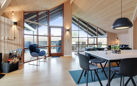 Harri - 850M from the Sea: Plafond, Design Intérieur, Sol, Sol, Luminaire, Salon, Chaise, Parquet, Table Cuisine Et Salle A Manger, Dur
