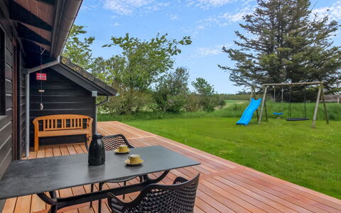 Harri - 850M from the Sea: Maison, Domicile, Porte, Toit, Chalet, Biens, Jardin, Ombre, Siding, Cour