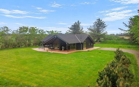 Harri - 850M from the Sea: Maison, Domicile, Porte, Toit, Chalet, Biens, Jardin, Ombre, Siding, Cour