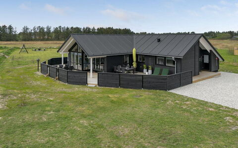 Ina - 1.2Km from the Sea: Toit, Domicile, Chalet, Siding, Ombre, Batiments Jardin, Biens, Porche, Ferme, Cour