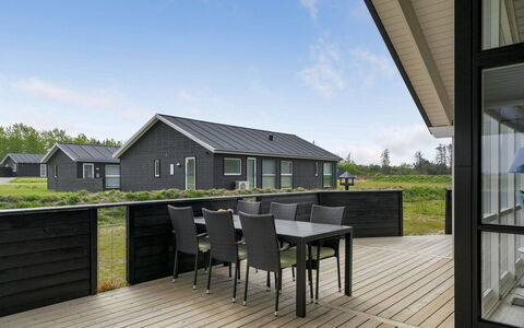Ina - 1.2Km from the Sea: Domicile, Toit, Architecture, Maison, Siding, Lot Terre, Chalet, Porche, Porte, Biens