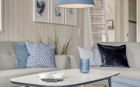 Ina - 1.2Km from the Sea: Meubles, Sol, Design Intérieur, Sol, Salon, Canapé, Domicile, Throw Pillow, Coussin, Oreiller