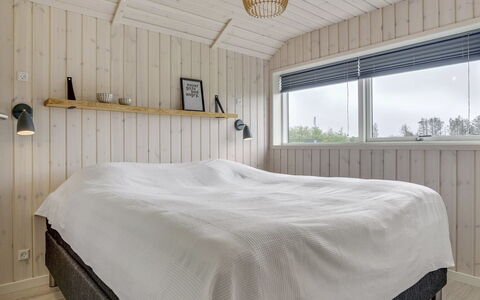 Ina - 1.2Km from the Sea: Bois, Chambre, Plafond, Sol, Lit, Sol, Design Intérieur, Literie, Drap De Lit, Cadre De Lit