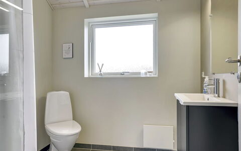 Ina - 1.2Km from the Sea: Siège De Toilette, Mur, Sol, Sol, Luminaire Plomberie, Toilette, Design Intérieur, Salle De Bains, Plafond, Plomberie