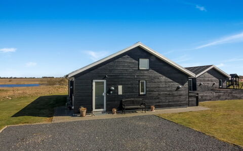 Edgar - 1.5Km from the Sea: Bleu, Ciel, Domicile, Toit, Maison, Chalet, Siding, Biens, Allée