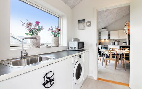Edgar - 1.5Km from the Sea: Sol, Principaux Appliance, Machine À Laver, Design Intérieur, Sol, Cuisine, Plafond, Comptoir, Appareil De Cuisine, Sécheuse