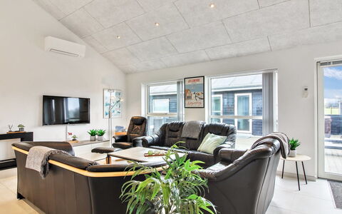 Edgar - 1.5Km from the Sea: Meubles, Design Intérieur, Canapé, Sol, Plafond, Sol, Salon, Luminaire, Pièce, Éclairage