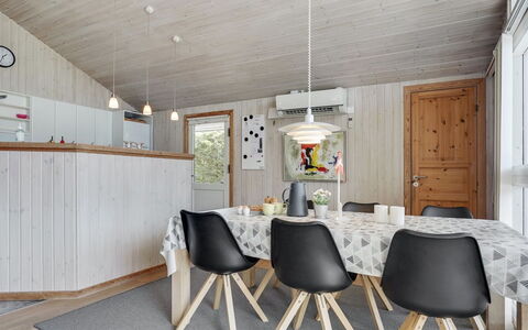 Sonke - 500M from the Sea: Bois, Plafond, Design Intérieur, Meubles, Luminaire, Domicile, Table Cuisine Et Salle A Manger, Pièce, Salle À Manger, Lustre