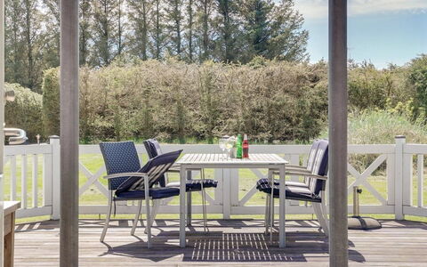 Sonke - 500M from the Sea: Toit, Chalet, Domicile, Ombre, Siding, Ferme, Porche, Structure En Plein Air, Batiments Jardin