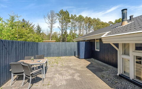 Sonke - 500M from the Sea: Toit, Chalet, Domicile, Ombre, Siding, Ferme, Porche, Structure En Plein Air, Batiments Jardin