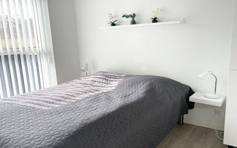 Dwerg - 1.5Km from the Sea: Chambre, Lit, Bois, Sol, Design Intérieur, Literie, Meubles, Drap De Lit, Sol, Linge