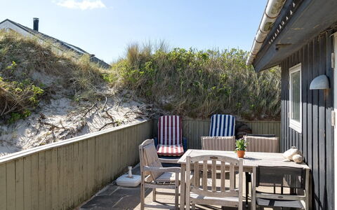 Abbie - 10M from the Sea: Bois, Domicile, Porte, Mobilier De Jardin, Chalet, Porche, Plate-Forme, Ombre, Balcon, Chaise